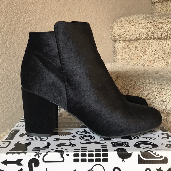 BAMBOO Shoes - Black velvet booties